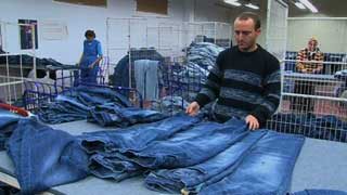 Victimes de la mode : le vrai prix du jean délavé
